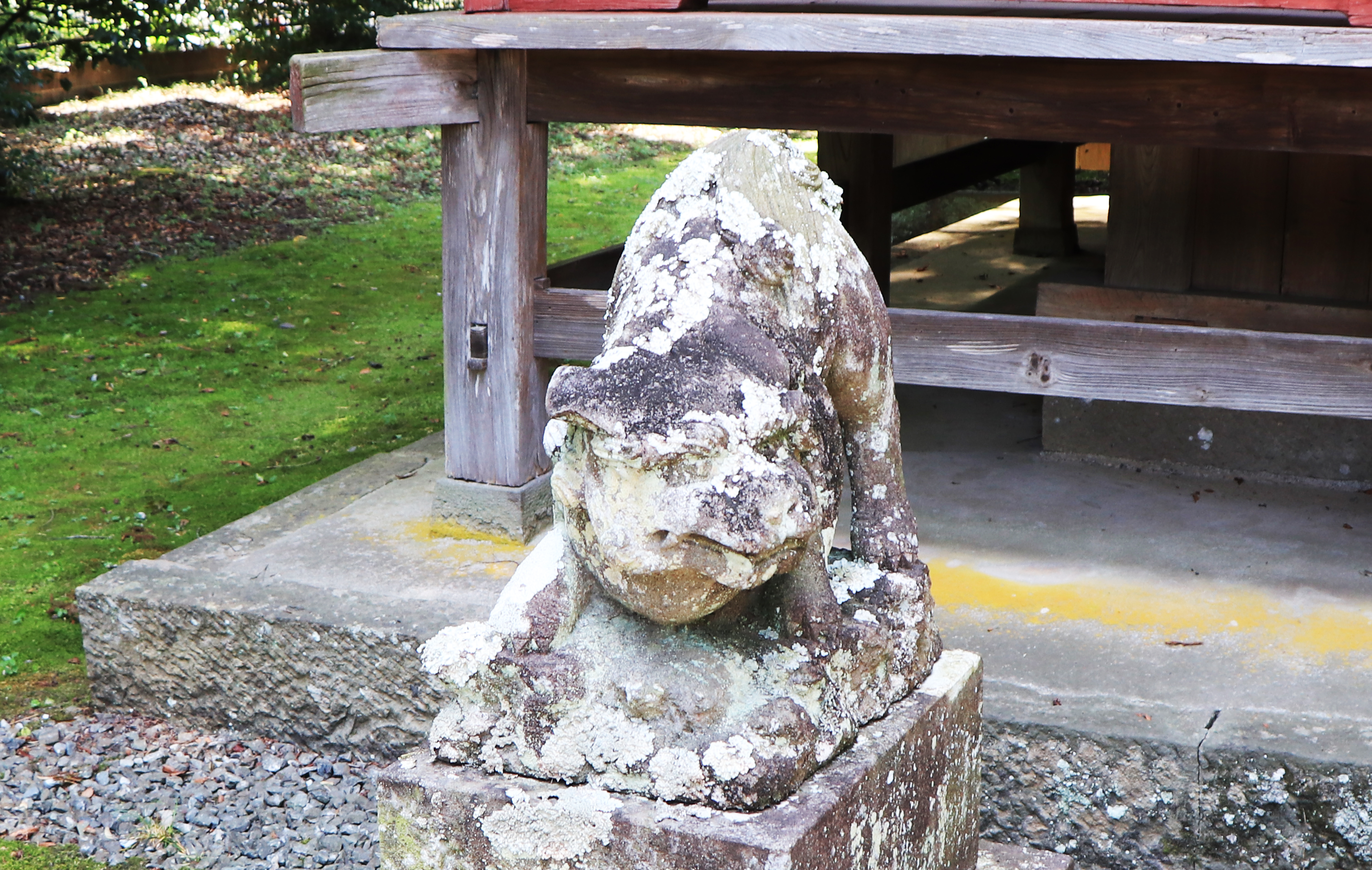 狛犬さんも同じ姿勢では疲れますからね