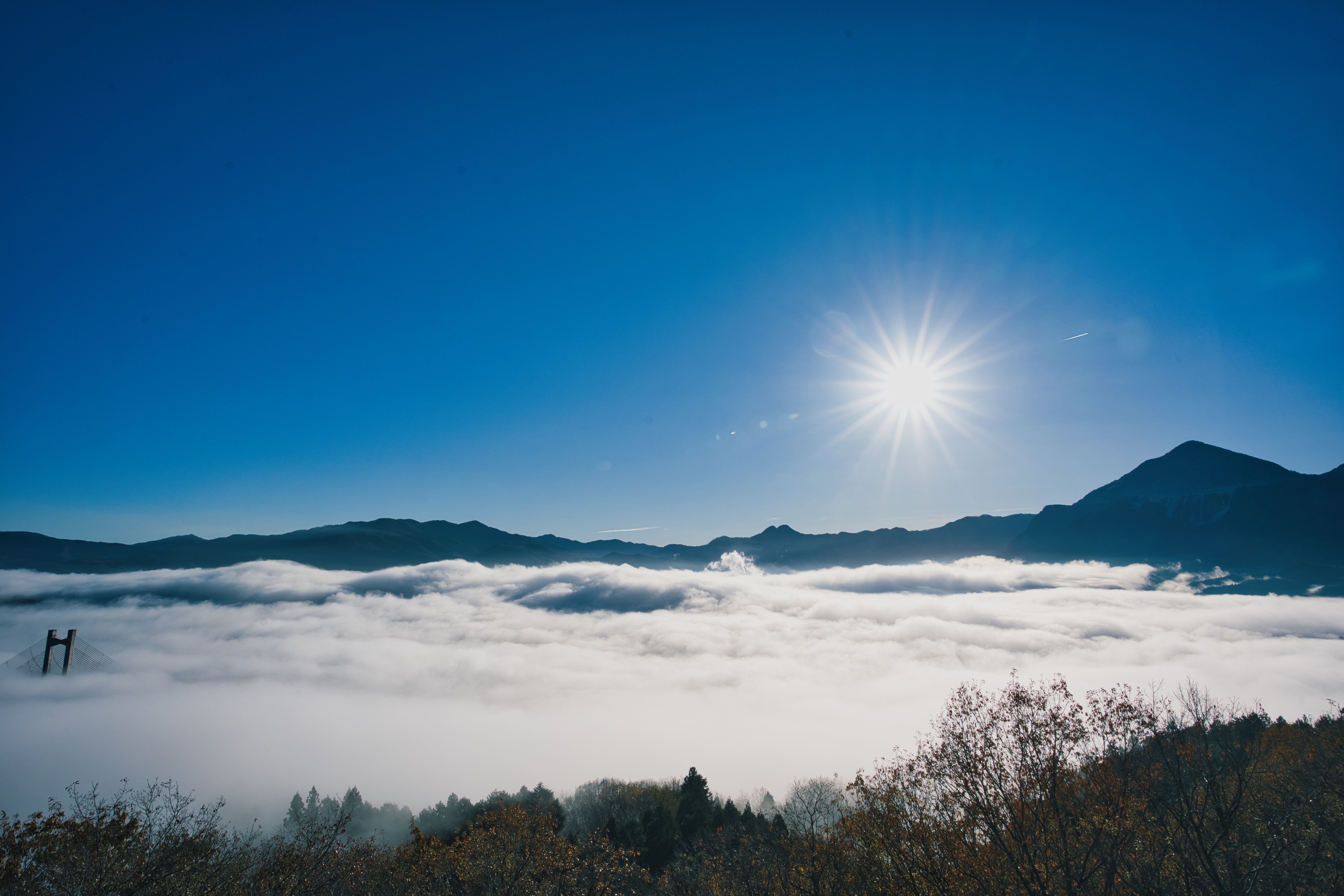 霧の街並みを抜けると快晴
